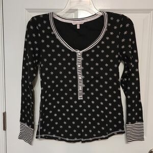 Victoria's Secret Black and White Snowflake Print Pajama Top